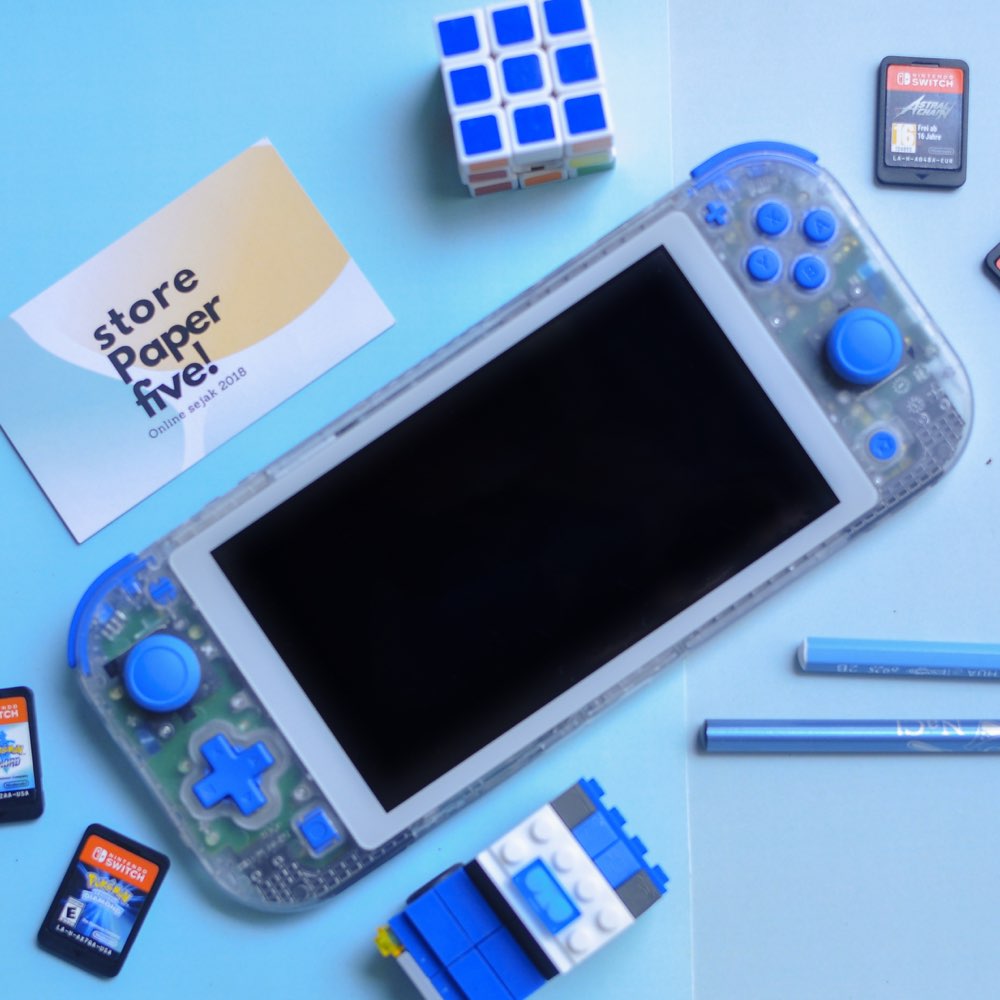 Nintendo Switch Lite transparan dengan tombol biru